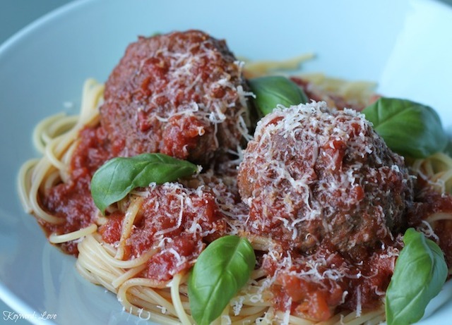 Italialaiset lihapullat spagetin kera
