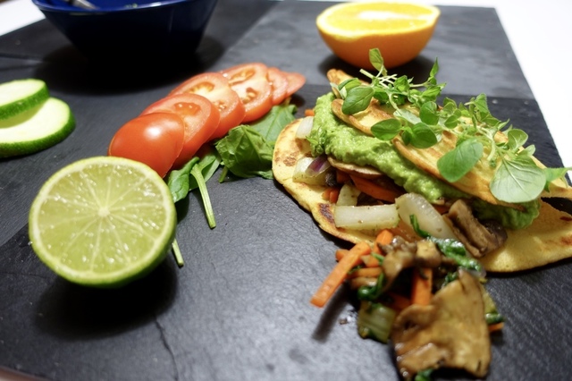 Proteiinipitoinen vegaaninen kasvismunakas aamun piristykseksi / vegan protein-rich veggie omelette with avocado-pea mousse