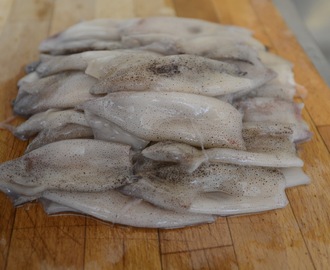 Risotolla täytettyjä calamareja ja kirsikkatomaattikastiketta sekä leivonnan alkulähteillä
