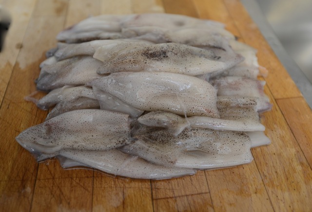 Risotolla täytettyjä calamareja ja kirsikkatomaattikastiketta sekä leivonnan alkulähteillä
