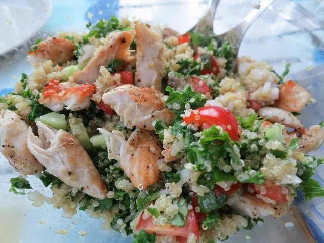 Kvinoa-linssi-vihannessalaatti