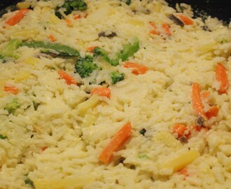 Paistettua riisiä ja vihanneksia