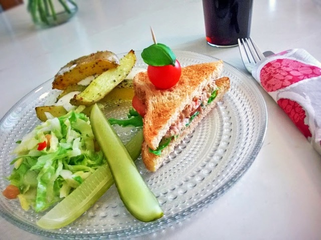 Tuna-sandwichit kikherne-coleslawn ja lohkoperunoiden kera