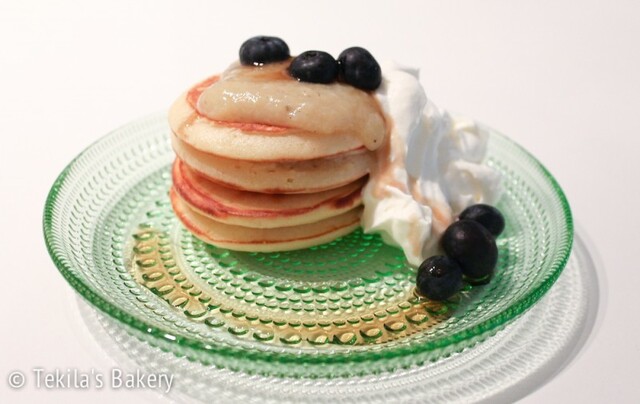 American Pancakes banaanihillolla ja muilla herkuilla