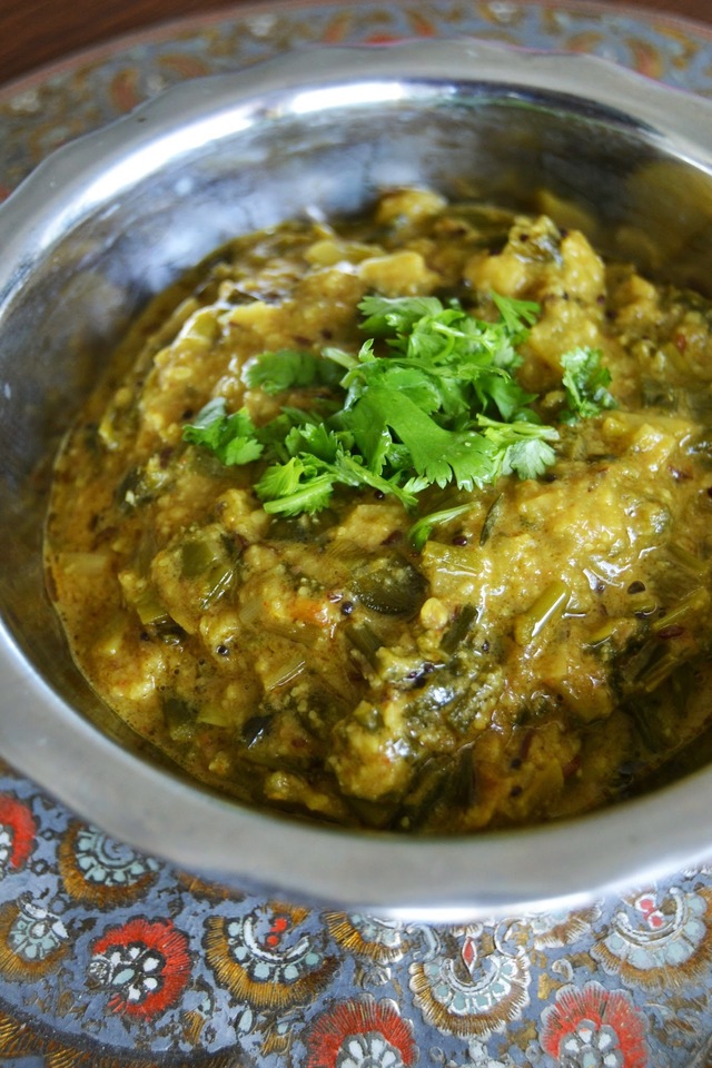 Kevätsipulia maapähkinäkastikkeessa – Spring onion curry