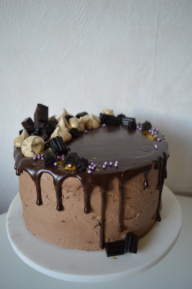 Laku-suklaa mustaherukka Drip Cake yhteissynttäreille