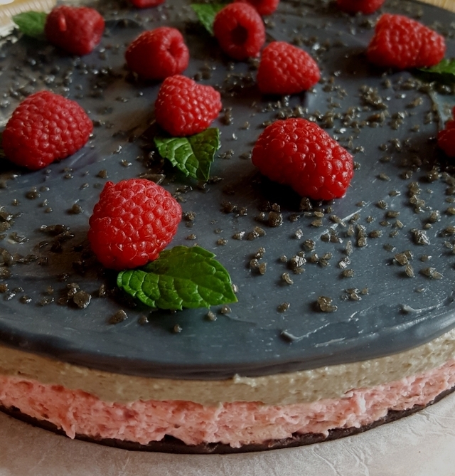 Vadelma-lakritsimoussekakku – raspberry liquorice mousse cake