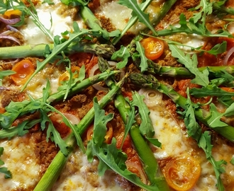 Kasvispizza nyhtökauralla ja parsalla – vegetarian pizza with pulled oats & asparagus