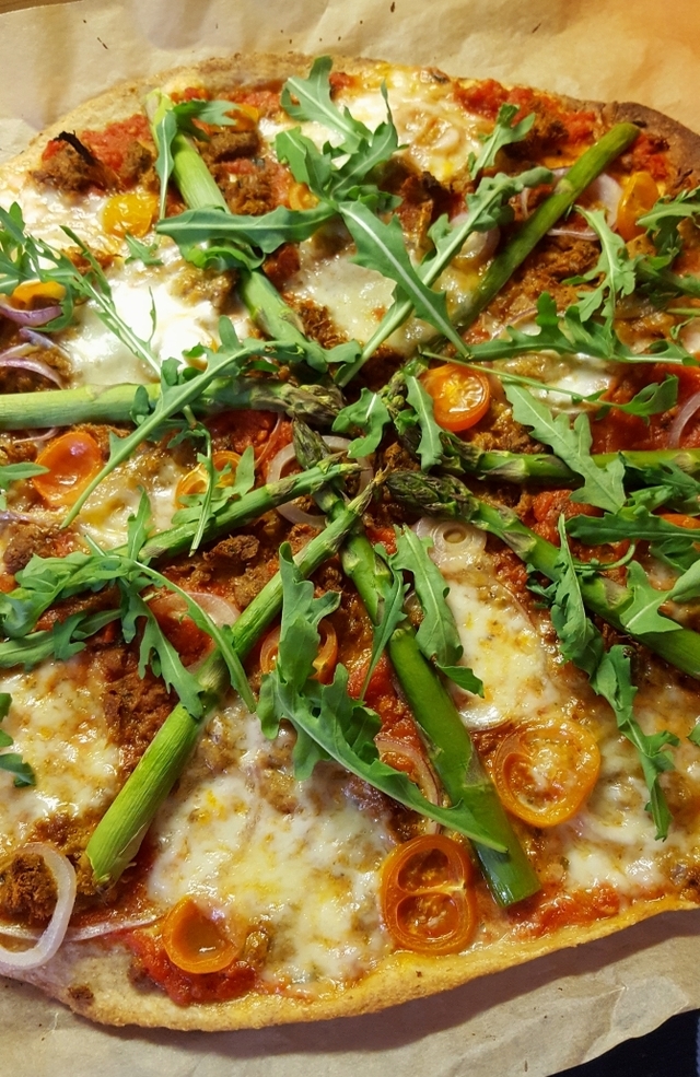 Kasvispizza nyhtökauralla ja parsalla – vegetarian pizza with pulled oats & asparagus