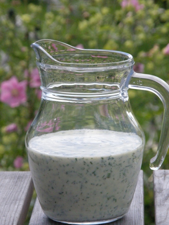 Monipuolinen soijajukurttikastike ja puutarhan antimia