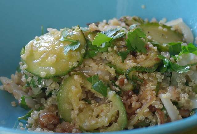 Kvinoaa, kesäkurpitsaa ja sipulia