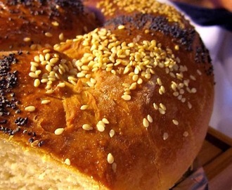Pyöreän leivän ritarit - hävikkiherkkuna juusto-tomaattileipää