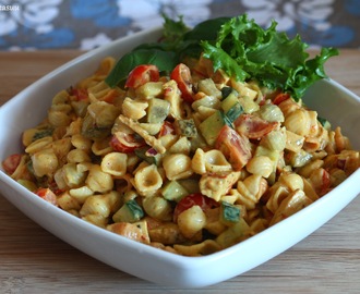 Paprika-curry maustettua broiler-pastasalaattia