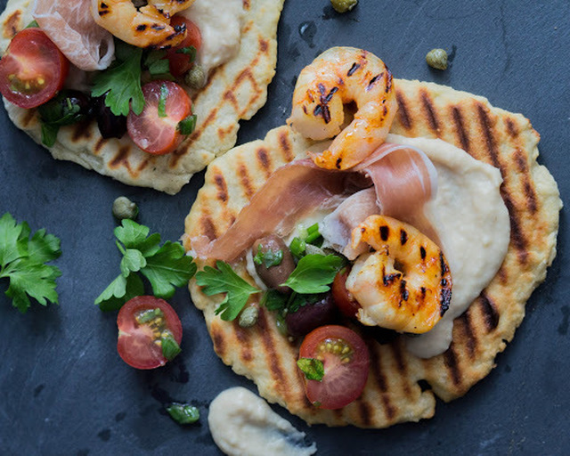 Flatbread – grillileivät paputahnalla, ravuilla ja kinkulla