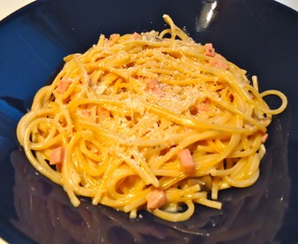 Pasta Carbonara kinkulla ja herkkusienillä