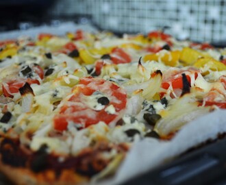 Pizzaa Vihreän Keittiön tapaan: Aurajuustoa, tonnikalaa ja kasviksia
