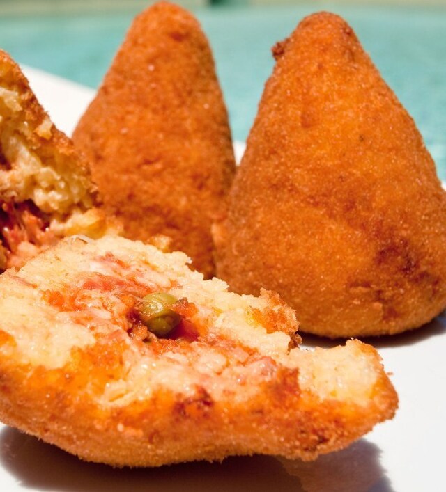 Arancini di riso eli italialaiset friteeratut parmesaani-riisipyörykät