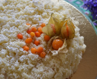 Mimosa-kakku syntymäpäivän kahvipöydässä