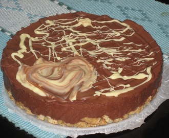 Täyteläinen Suklaakakku