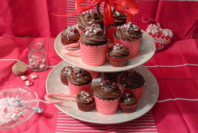 Suklaa -cupcakes Polkagris -murskalla