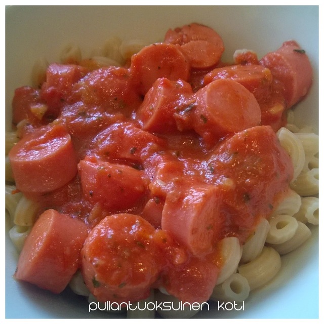 Pikaruokaa: Nakki-tomaattikastike makaronien kera