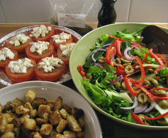 Luumuista BBQ-kanaa salaatin ja mozzarellalla gratinoitujen tomaattien kera