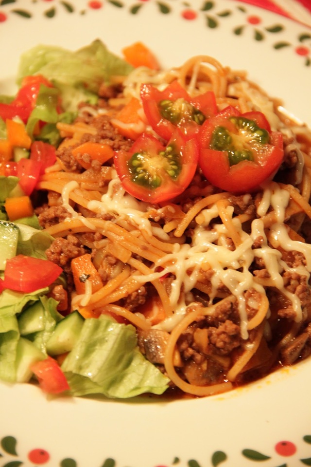 Spaghettia Sieni-bolognese-kastikkeessa