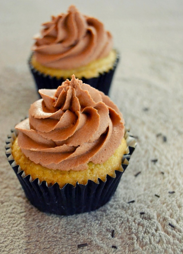 Banaani-Nutella-kuppikakut / Banana cupcakes with Nutella frosting