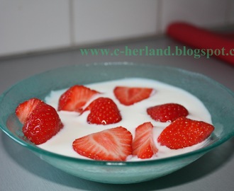 Sommer frokost; kultur melk og jordbær!