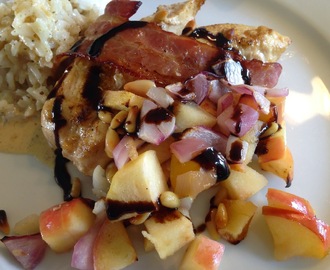 Baconsurret kyllingfilèt med epler, rødløk og pinjekjerner og kremet saus