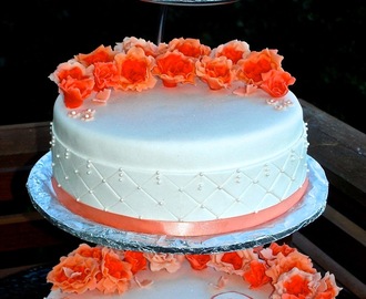Peach color weddingcake