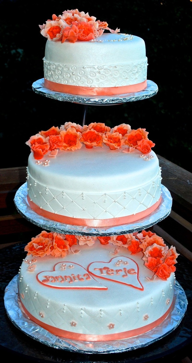Peach color weddingcake