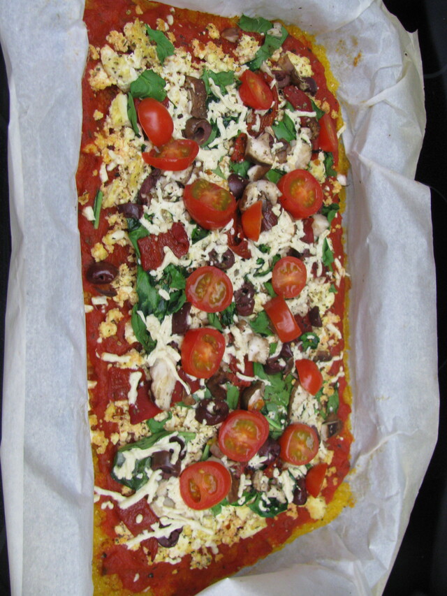 Nydelig vegetarpizza med vegansk ricotta og verdens enkleste glutenfrie pizzabunn.