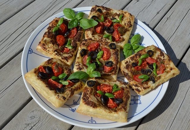 Minipai med tomat, oliven og pesto