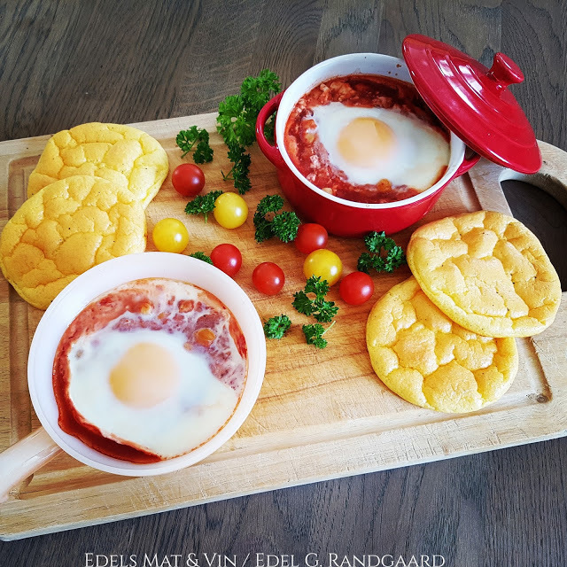 Bakte egg i hot tomatsaus med kikerter ♥ Servert med Cloud Bread ♥