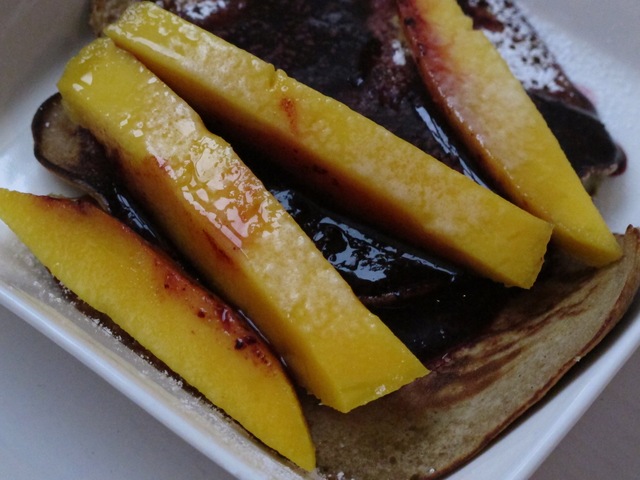 Spist i  Notting Hill:  Bananpannekaker med blåbærjuice og fersk mango