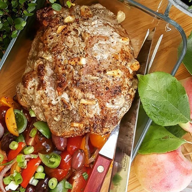 Skinkstek med tomatsallad och gräddsås