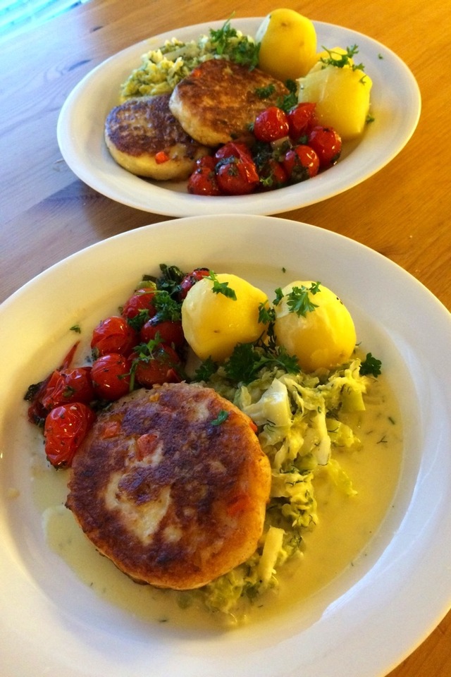 Fiskekaker med kremet savoyekål og bakte tomater