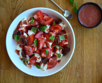 Tomat- og mozzarella salat med tomatvinaigrette