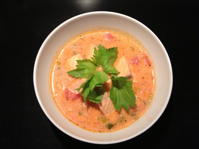 Fiskesuppe med laks og tomat