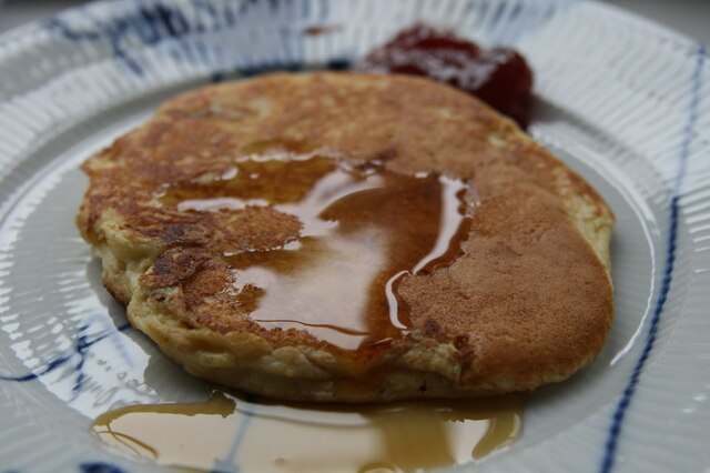 Ricotta pannekaker med banan og lønnesirup