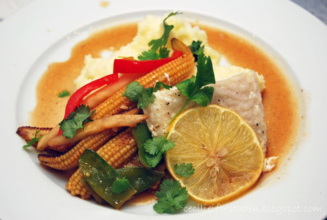 Ovnsbakt steinbitfilet med thaigrønnsaker og potetmos
