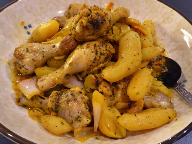 Kyckling med jordärtskocka, citron och saffran serverad med halloumisallad