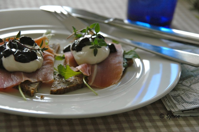 Crostini med spekeskinke, geitost og blåbærvinaigrette