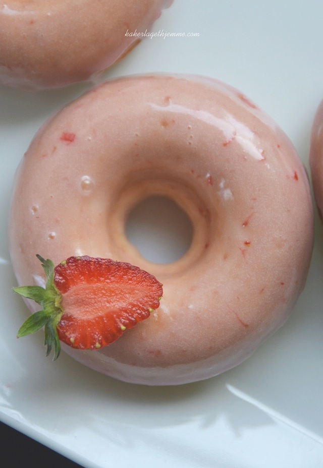 Bakte donuts med jordbær glasur