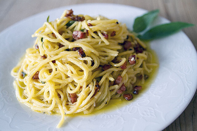 Spaghetti med salviesmør, hvitløk og bacon