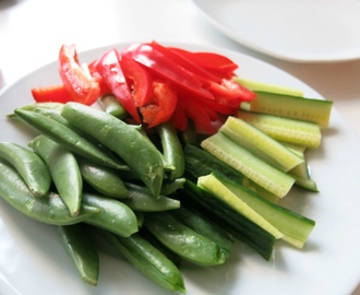 Middagstips: Kyllingvinger med diverse snacks-grønnsaker, guacamole og dip