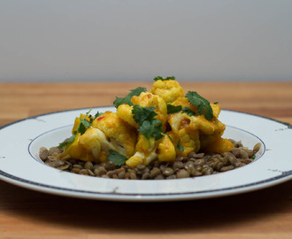 Mango- og bananblomkål med grønne linser