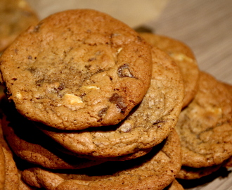 Brunt sukker-cookies med mørk og hvit sjokolade