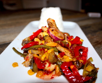 Spicy wok med grønnsaker, svinekjøtt og Thai sweet chili saus